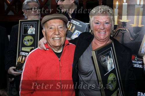 Leiden 19 januari 2010
Presenatie boek van de zangeres zonder naam geschreven door Ben Holthuis en de nieuwe cd. Johnny Hoes en een nicht van Mary Servaes
Peter Smulders bv