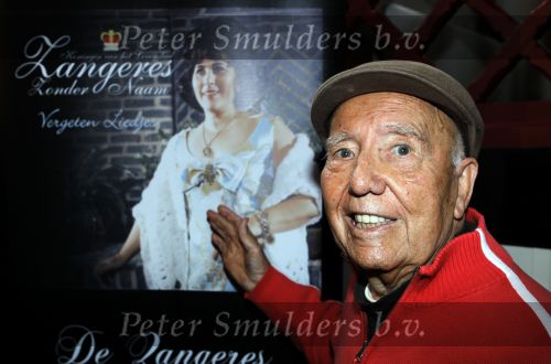Leiden 19 januari 2010
Presenatie boek van de zangeres zonder naam geschreven door Ben Holthuis en de nieuwe cd. Johnny Hoes
Peter Smulders bv