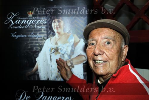 Leiden 19 januari 2010
Presenatie boek van de zangeres zonder naam geschreven door Ben Holthuis en de nieuwe cd. Johnny Hoes
Peter Smulders bv