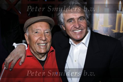 Leiden 19 januari 2010
Presenatie boek van de zangeres zonder naam geschreven door Ben Holthuis en de nieuwe cd. Johnny Hoes met zijn zoon Adriaan
Peter Smulders bv