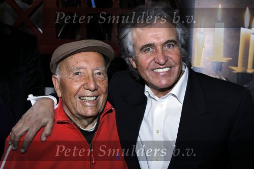 Leiden 19 januari 2010
Presenatie boek van de zangeres zonder naam geschreven door Ben Holthuis en de nieuwe cd. Johnny Hoes met zijn zoon Adriaan
Peter Smulders bv