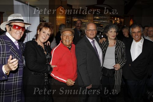 Leiden 19 januari 2010
Presenatie boek van de zangeres zonder naam geschreven door Ben Holthuis en de nieuwe cd. Ben Holthuis Johnny en Adriaan Hoes Eddy Wally Marianne Weber en Willeke v Ammelrooy
Peter Smulders bv