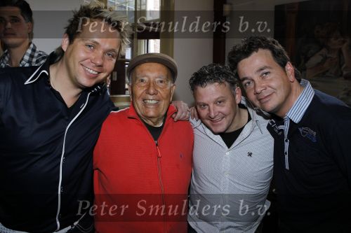 Leiden 19 januari 2010
Presenatie boek van de zangeres zonder naam geschreven door Ben Holthuis en de nieuwe cd. Johnny Hoes met nieuwe groep
Peter Smulders bv