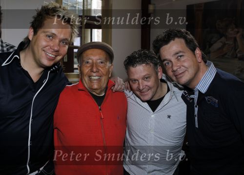 Leiden 19 januari 2010
Presenatie boek van de zangeres zonder naam geschreven door Ben Holthuis en de nieuwe cd. Johnny Hoes met nieuwe groep
Peter Smulders bv