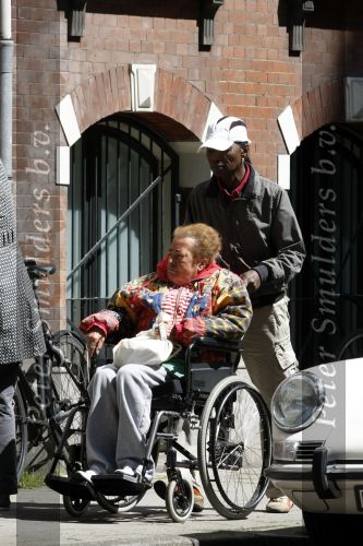 Amsterdam 12 juni 2009
Josine v Dalsum in rolstoel tijdens wandeling met begleider.
Peter Smulders bv
