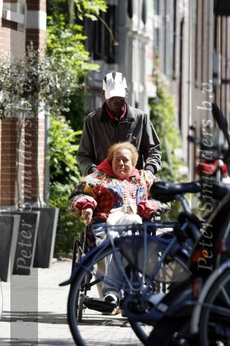 Amsterdam 12 juni 2009
Josine v Dalsum in rolstoel tijdens wandeling met begleider.
Peter Smulders bv