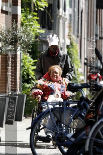 Amsterdam 12 juni 2009
Josine v Dalsum in rolstoel tijdens wandeling met begleider.
Peter Smulders bv