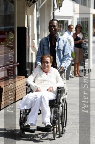 Amsterdam 25 juni 2009
Opening galerie van Josine v Dalsum. Josine kwam in rolstoel en was erg emotioneel. Haar man John v d Rest deed het woord.
Peter Smulders bv