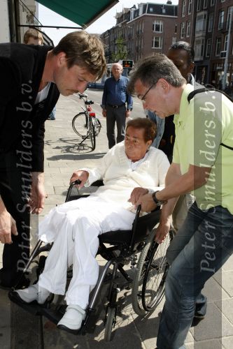 Amsterdam 25 juni 2009
Opening galerie van Josine v Dalsum. Josine kwam in rolstoel en was erg emotioneel. Haar man John v d Rest deed het woord.
Peter Smulders bv