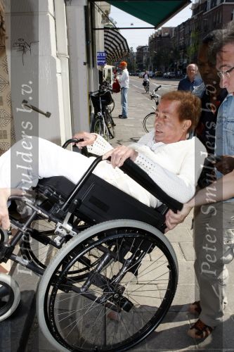 Amsterdam 25 juni 2009
Opening galerie van Josine v Dalsum. Josine kwam in rolstoel en was erg emotioneel. Haar man John v d Rest deed het woord.
Peter Smulders bv
