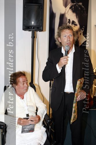 Amsterdam 25 juni 2009
Opening galerie van Josine v Dalsum. Josine kwam in rolstoel en was erg emotioneel. Haar man John v d Rest deed het woord.
Peter Smulders bv