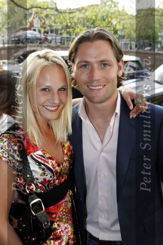 Amsterdam 2 juni 2009
Presentatie van de nieuwe samsung lady phone in de duif. Kimberly Klaver met vriend
Peter Smulders bv