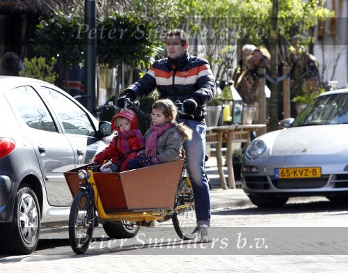 Amsterdam 6 maart 2010
Kluun met zijn kinderen op de bakfiets in amsterdam.
Peter Smulders bv