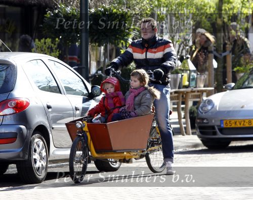 Amsterdam 6 maart 2010
Kluun met zijn kinderen op de bakfiets in amsterdam.
Peter Smulders bv