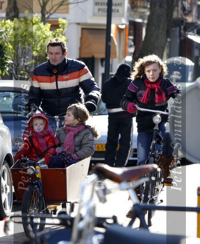 Amsterdam 6 maart 2010
Kluun met zijn kinderen op de bakfiets in amsterdam.
Peter Smulders bv