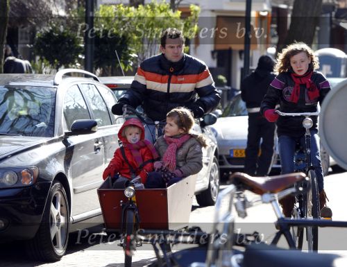 Amsterdam 6 maart 2010
Kluun met zijn kinderen op de bakfiets in amsterdam.
Peter Smulders bv
