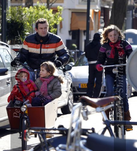 Amsterdam 6 maart 2010
Kluun met zijn kinderen op de bakfiets in amsterdam.
Peter Smulders bv
