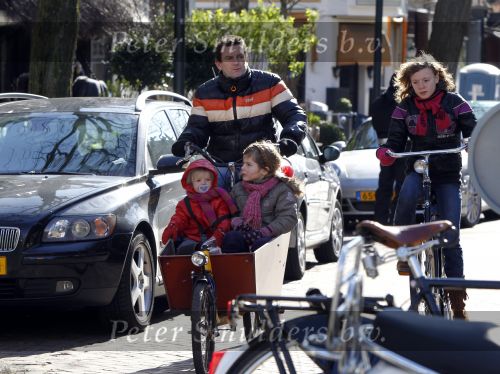 Amsterdam 6 maart 2010
Kluun met zijn kinderen op de bakfiets in amsterdam.
Peter Smulders bv