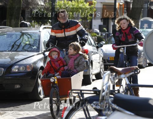 Amsterdam 6 maart 2010
Kluun met zijn kinderen op de bakfiets in amsterdam.
Peter Smulders bv
