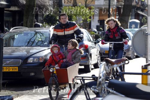 Amsterdam 6 maart 2010
Kluun met zijn kinderen op de bakfiets in amsterdam.
Peter Smulders bv