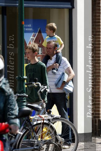 Hoorn 13 juni 2009
Koen Lenting de man van Sonja Bakker met hun kinderen.
Peter Smulders bv