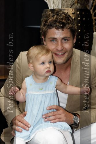 Amsterdam 12 juni 2009
Papa van het jaar verkiezing 
Koertjan de Bruijn met zijn vriendin Charlotte en dochter.