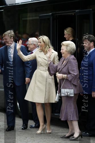 Apeldoorn 6 juni 2009
De koninklijke familie bezoekt paleis het Loo een maand na de aanslag. Koningin Beatrix met Prins Willem Alexander en Prinses Maxima
Peter Smulders bv
