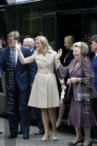 Apeldoorn 6 juni 2009
De koninklijke familie bezoekt paleis het Loo een maand na de aanslag. Koningin Beatrix met Prins Willem Alexander en Prinses Maxima
Peter Smulders bv