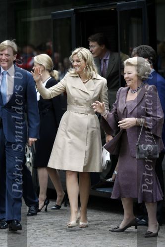 Apeldoorn 6 juni 2009
De koninklijke familie bezoekt paleis het Loo een maand na de aanslag. Koningin Beatrix met Prins Willem Alexander en Prinses Maxima
Peter Smulders bv