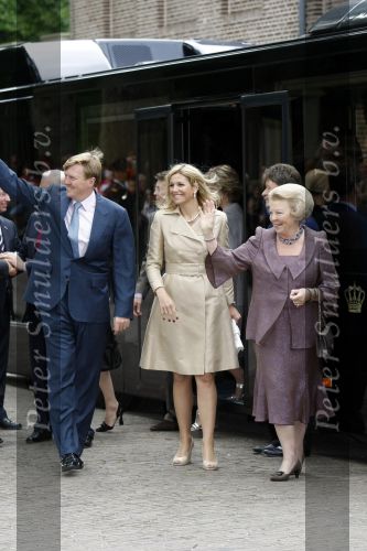 Apeldoorn 6 juni 2009
De koninklijke familie bezoekt paleis het Loo een maand na de aanslag. Koningin Beatrix met Prins Willem Alexander en Prinses Maxima
Peter Smulders bv