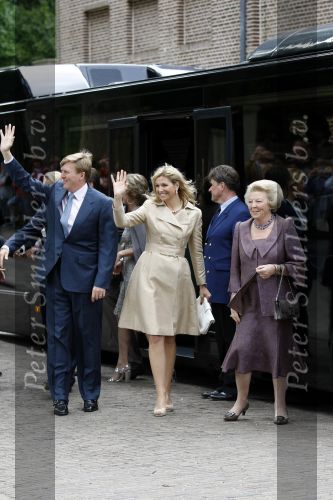 Apeldoorn 6 juni 2009
De koninklijke familie bezoekt paleis het Loo een maand na de aanslag. Koningin Beatrix met Prins Willem Alexander en Prinses Maxima
Peter Smulders bv
