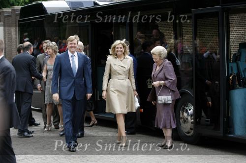 Apeldoorn 6 juni 2009
De koninklijke familie bezoekt paleis het Loo een maand na de aanslag. Koningin Beatrix met Prins Willem Alexander en Prinses Maxima
Peter Smulders bv