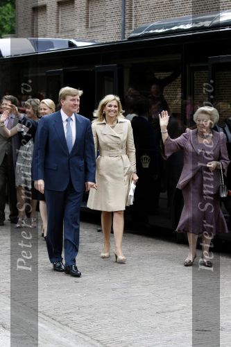 Apeldoorn 6 juni 2009
De koninklijke familie bezoekt paleis het Loo een maand na de aanslag. Koningin Beatrix met Prins Willem Alexander en Prinses Maxima
Peter Smulders bv