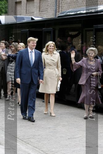 Apeldoorn 6 juni 2009
De koninklijke familie bezoekt paleis het Loo een maand na de aanslag. Koningin Beatrix met Prins Willem Alexander en Prinses Maxima
Peter Smulders bv