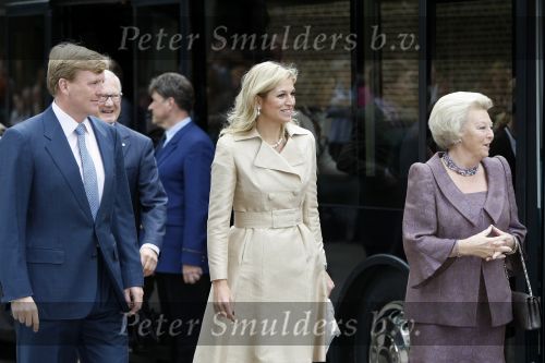 Apeldoorn 6 juni 2009
De koninklijke familie bezoekt paleis het Loo een maand na de aanslag. Koningin Beatrix met Prins Willem Alexander en Prinses Maxima
Peter Smulders bv