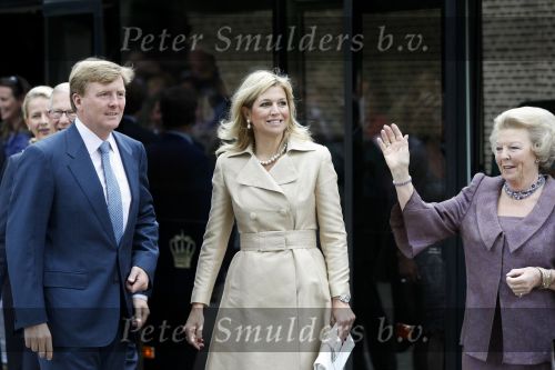 Apeldoorn 6 juni 2009
De koninklijke familie bezoekt paleis het Loo een maand na de aanslag. Koningin Beatrix met Prins Willem Alexander en Prinses Maxima
Peter Smulders bv
