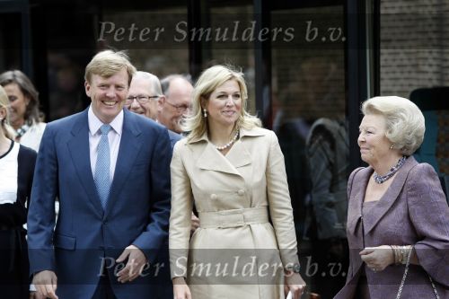 Apeldoorn 6 juni 2009
De koninklijke familie bezoekt paleis het Loo een maand na de aanslag. Koningin Beatrix met Prins Willem Alexander en Prinses Maxima
Peter Smulders bv