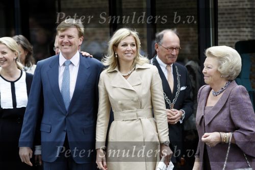 Apeldoorn 6 juni 2009
De koninklijke familie bezoekt paleis het Loo een maand na de aanslag. Koningin Beatrix met Prins Willem Alexander en Prinses Maxima
Peter Smulders bv