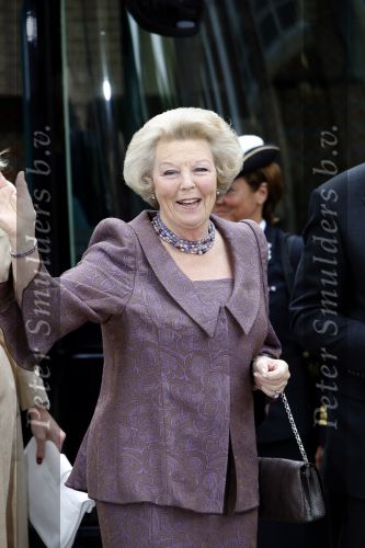 Apeldoorn 6 juni 2009
De koninklijke familie bezoekt paleis het Loo een maand na de aanslag. Koningin Beatrix
Peter Smulders bv