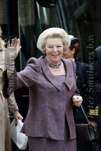 Apeldoorn 6 juni 2009
De koninklijke familie bezoekt paleis het Loo een maand na de aanslag. Koningin Beatrix
Peter Smulders bv