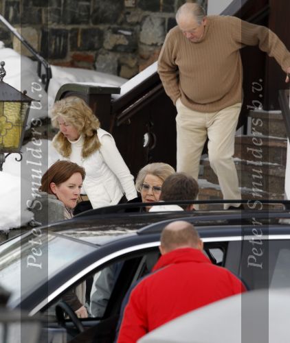 Lech 21 februari 2010
Koningin Beatrix vertrekt vanaf haar vakantrieadres in Lech terug naar Nederland ivm de val van het kabinet Balkenende.
Peter Smulders bv
