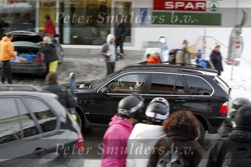 Lech 21 februari 2010
Koningin Beatrix vertrekt vanaf haar vakantrieadres in Lech terug naar Nederland ivm de val van het kabinet Balkenende.
Peter Smulders bv
