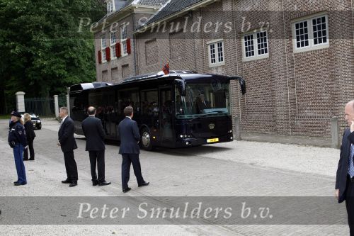 Apeldoorn 6 juni 2009
De koninklijke familie bezoekt paleis het Loo een maand na de aanslag. Beveiliging koninklijke bus
Peter Smulders bv