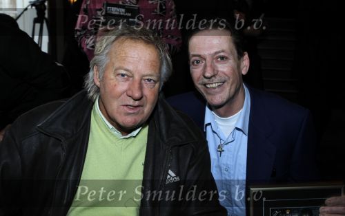 Leiden 19 januari 2010
Presenatie boek van de zangeres zonder naam geschreven door Ben Holthuis en de nieuwe cd. Koos Alberts met ...Beij ( neef mary Servaes)
Peter Smulders bv