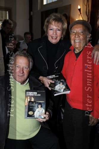 Leiden 19 januari 2010
Presenatie boek van de zangeres zonder naam geschreven door Ben Holthuis en de nieuwe cd. Koos Alberts met Johnny Hoes en Ria Valk
Peter Smulders bv
