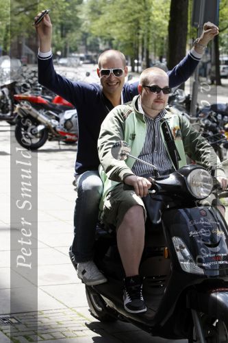 Amsterdam 18 juni 2009
Dads moment georganiseerd door the class company.
De heren gingen op scooters door de stad. Lange Frans met zijn broer
Peter Smulders bv