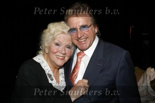 Lommel 7 juni 2009
Marie Cecile Moerdijk viert haar 80e verjaardag in schouwburg van Lommel. Met Lee Towers
Peter Smulders bv