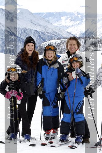 Blatten 23 februari 2010
Marco en Leontien Borsato op skivakantie met hun kinderen Luca Senna en Jada. Ook Armando Vanessa en Chiara Borsato zijn erbij . Moeder Mary was er ook bij.
Peter Smulders bv