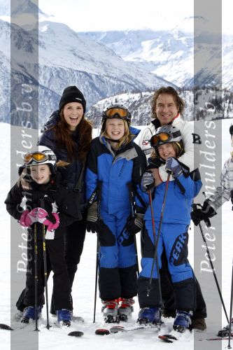 Blatten 23 februari 2010
Marco en Leontien Borsato op skivakantie met hun kinderen Luca Senna en Jada. Ook Armando Vanessa en Chiara Borsato zijn erbij . Moeder Mary was er ook bij.
Peter Smulders bv