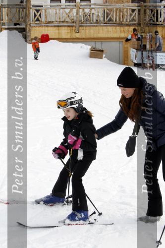 Blatten 23 februari 2010
Marco en Leontien Borsato op skivakantie met hun kinderen Luca Senna en Jada. Ook Armando Vanessa en Chiara Borsato zijn erbij . Moeder Mary was er ook bij.
Peter Smulders bv